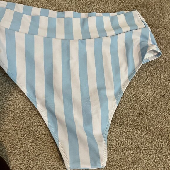 👙 Blue & White Bikini Set! - Picture 10 of 10